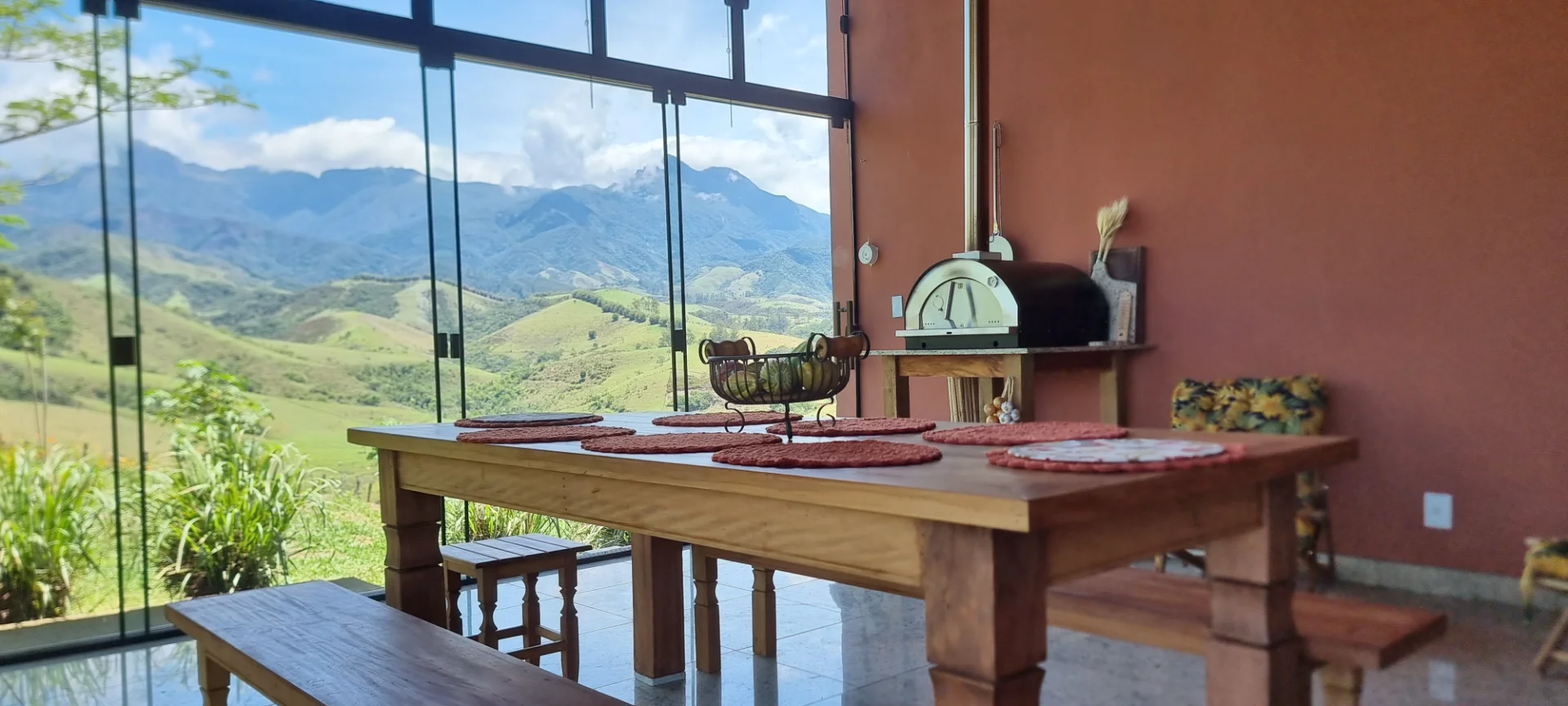 Vista panorâmica da Serra da Mantiqueira pela Casa Itamaré